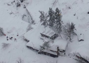 Vista a&eacute;rea del Hotel Rigopiano, sepultado por la nieve.