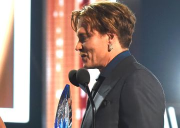 Johnny Depp recibe su premio como icono del cine.
