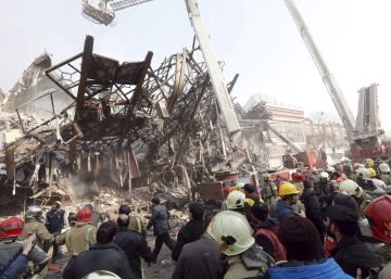El edificio Plasco despu&eacute;s de que se derrumbase, en Teher&aacute;n (Ir&aacute;n).