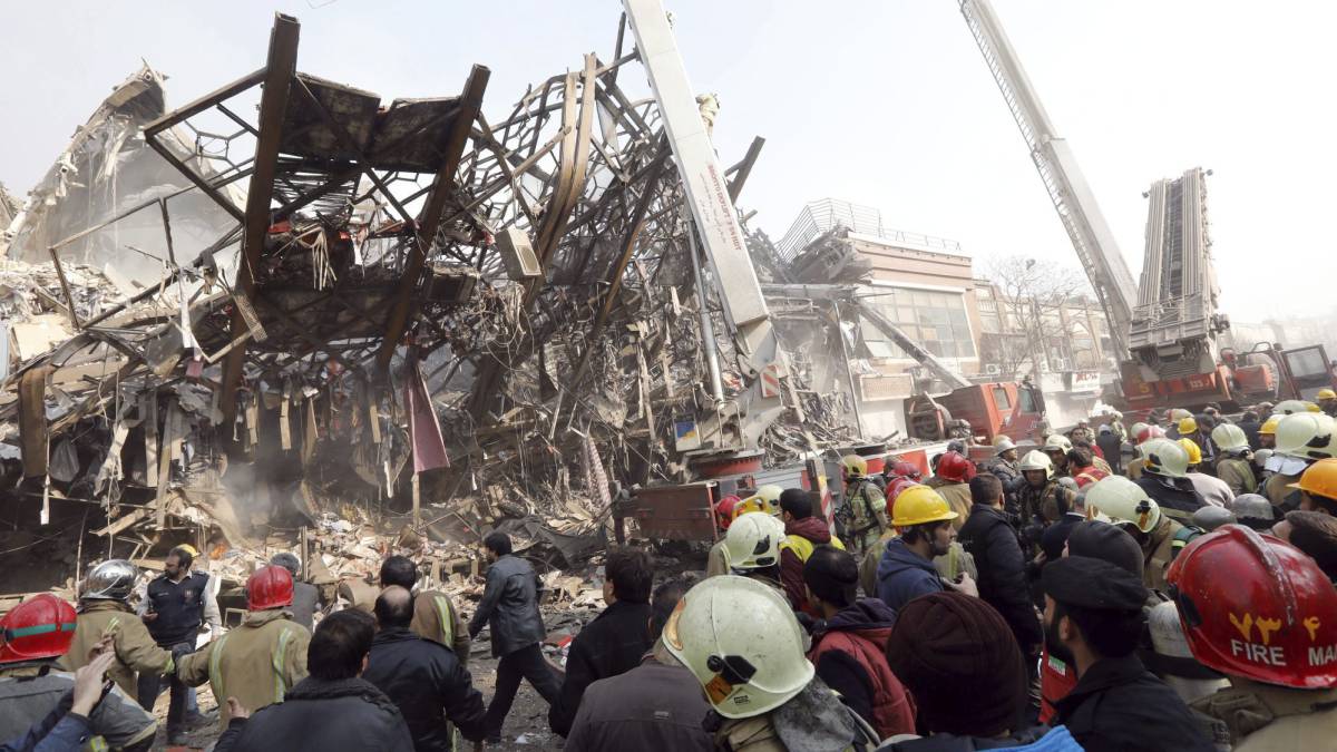 El edificio Plasco después de que se derrumbase, en Teherán (Irán).