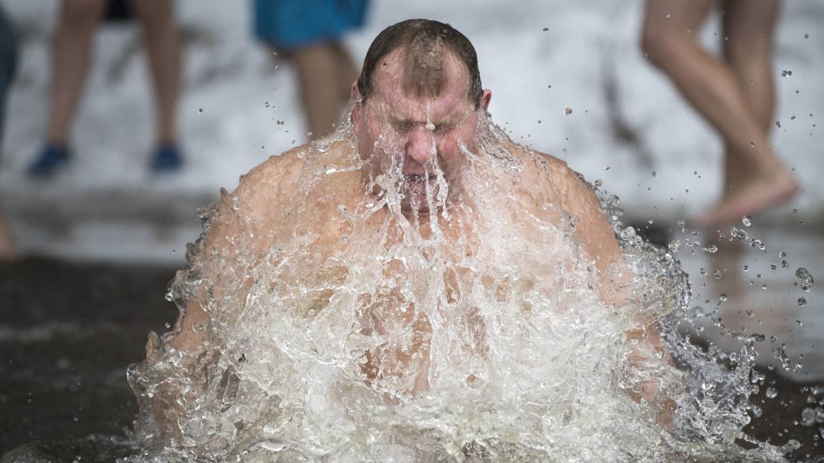 Un lituano se baña en agua helada, cerca de Vilnius (Lituania).