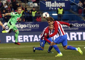 Antoine Griezmann marca el primer gol frente al Eibar.