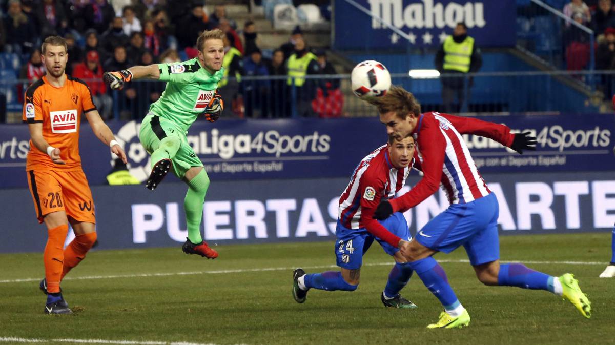 Antoine Griezmann marca el primer gol frente al Eibar.
