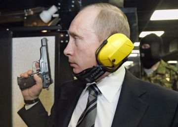 El presidente ruso Vlad&iacute;mir Putin posa con un arma.