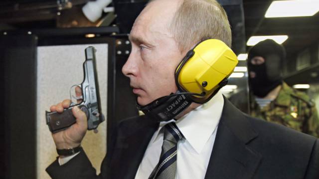 El presidente ruso Vlad&iacute;mir Putin posa con un arma.