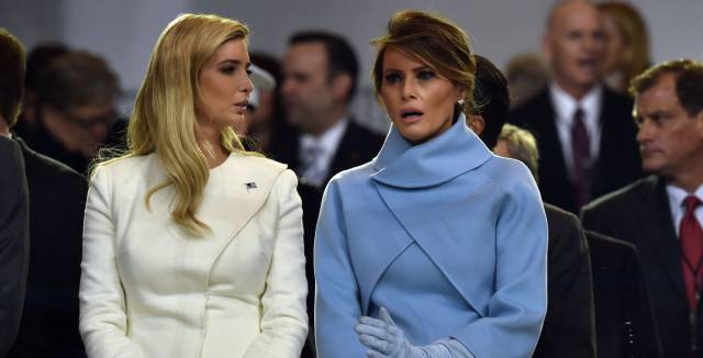 Melania Trump, de azul, junto con la primog&eacute;nita de Ivanka Trump.