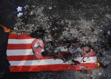  Bandera estadounidense con Donald Trump arde en Manila (Filipinas).