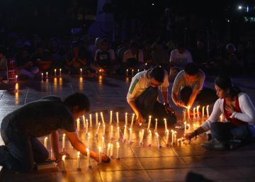 Activistas indonesios asisten a una vigilia en solidaridad con las v&iacute;ctimas de violencia sexual en mayo de 2016 en Yakarta, Indonesia. 