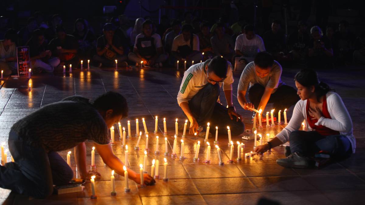 Activistas indonesios asisten a una vigilia en solidaridad con las víctimas de violencia sexual en mayo de 2016 en Yakarta, Indonesia.