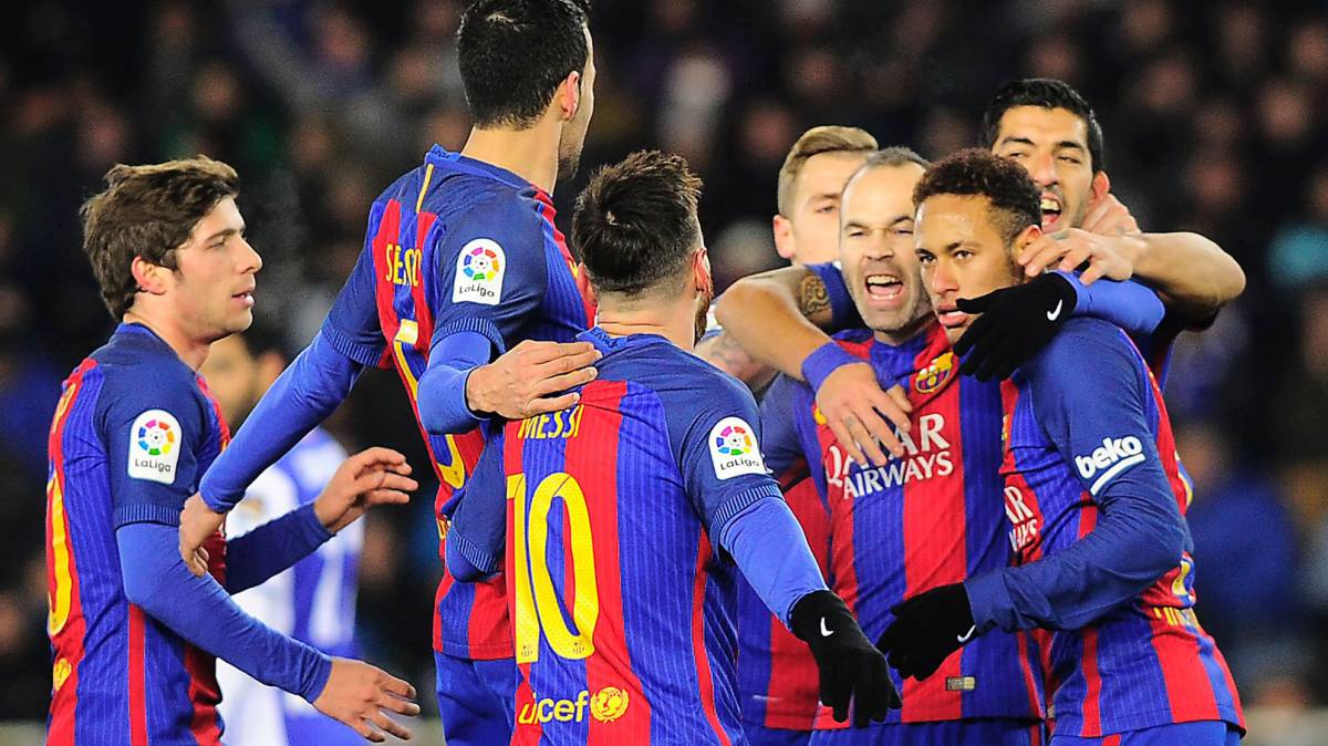 Los jugadores del Barcelona celebran con Neymar el gol.