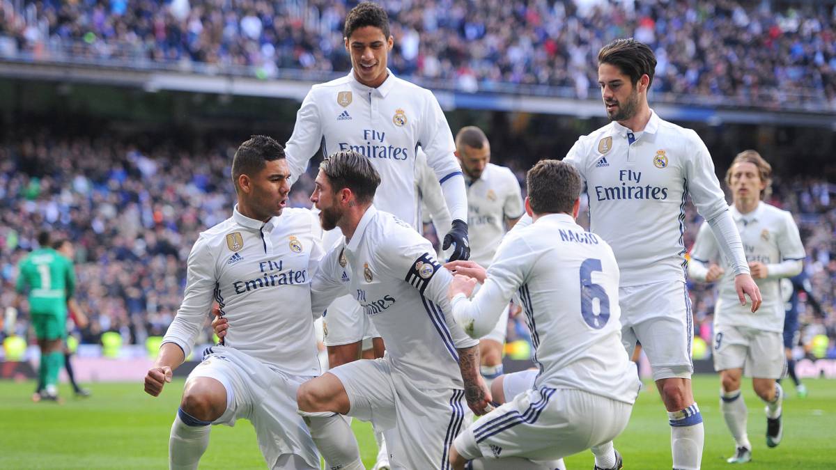 Sergio Ramos celebrando su primer gol junto a sus compañeros.