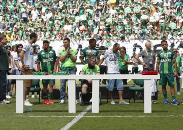 Neto (I), Jakson Follmann (C) y Alan Ruschel (D), los tres futbolistas que sobrevivieron al accidente de avi&oacute;n, recogen la Copa Sudamericana.