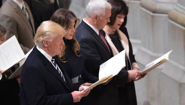 El presidente Donald Trump y su esposa Melania Trump en un servicio religioso.