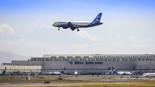 Una avión de Interjet despega de México.