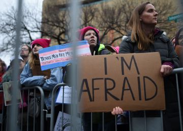 Demonstrators protest on the National Mall in Washington, DC, for the Women's March on January 21, 2017.  Hundreds of thousands of protesters spearheaded by women's rights groups demonstrated across the US to send a defiant message to US President Donald Trump.  AFP PHOTO  Andrew CABALLERO-REYNOLDS