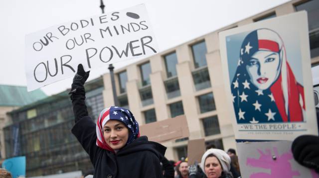 Los carteles contra Trump y el machismo vistos en las marchas de las mujeres