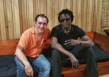 Raúl Rodríguez (izquierda) y el músico maliense Habib Koité durante la grabación del proyecto 'The Song Summit', en Haití.