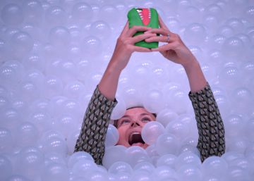 Una visitante se fotografía en el Festival de Sydney (Australia).