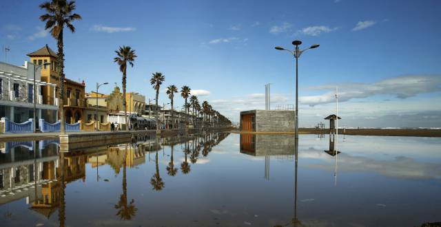 El paseo marítimo de Alboraia, inundado de agua tras el temporal.