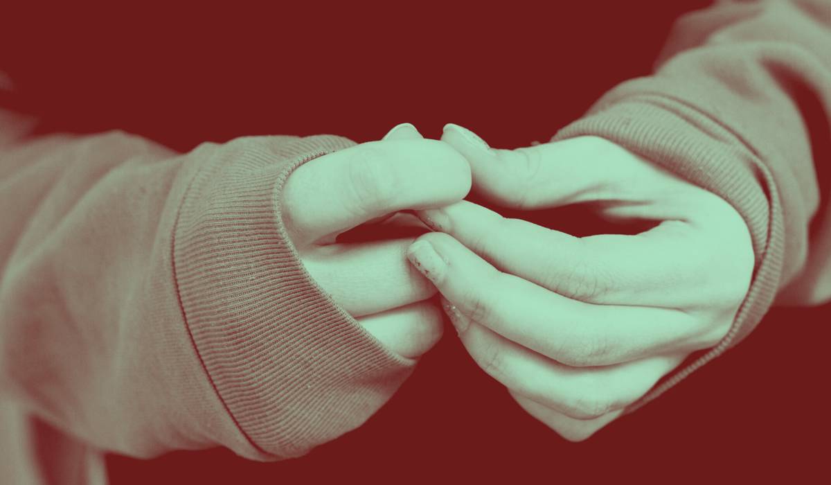 Si está nervioso, no haga crujir los huesos: 8 hábitos inconscientes no tan inofensivos como pensaba