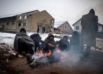 Un grupo de migrantes se calientan alrededor de una hoguera, en Belgrado. rn rn 