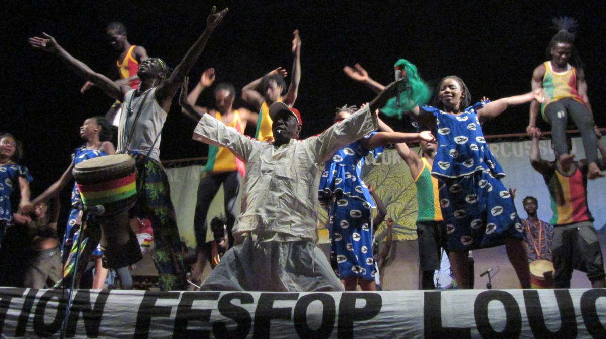 Los miembros del grupo El Pájaro Blanco de Guinea durante su actuación en el FESFOP 2016.