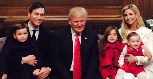 Donald Trump, junto a su hija Invaka y su familia.