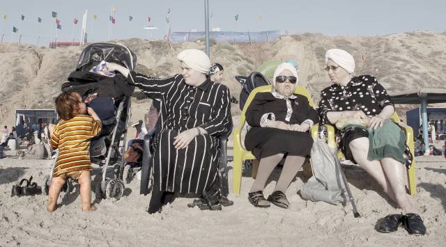 Judías ultraortodoxas en la playa de Nordau.