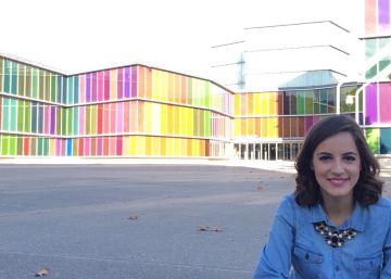 D&aacute;maris D&aacute;valos, frente al Museo de Arte Contempor&aacute;neo de Castilla y Le&oacute;n