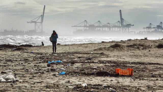 El temporal arrasa con playas y paseos marítimos