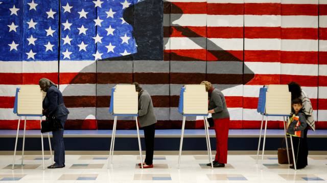 Ciudadanos votan en un colegio de Misuri.