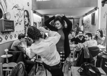 J&oacute;venes sirias bailan el fin de semana en un bar de Damasco (Siria).