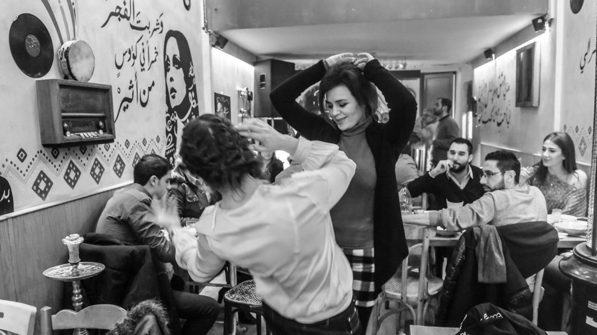 Jóvenes sirias bailan el fin de semana en un bar de Damasco (Siria).