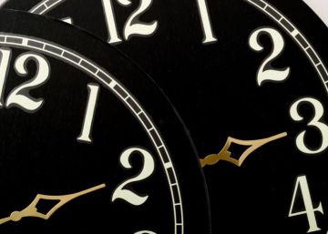 Imagen de un reloj con el cambio de hora. 