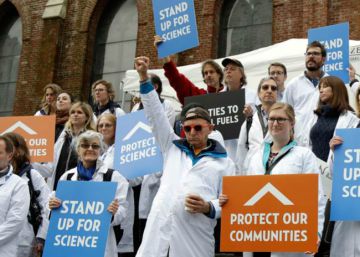 Cient&iacute;ficos se manifiestan durante la reuni&oacute;n de la Uni&oacute;n Geof&iacute;sica Americana en diciembre de 2016.