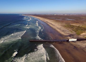 Vista a&eacute;rea de la valla entre EE UU y M&eacute;xico, en las Playas de Tijuana.
