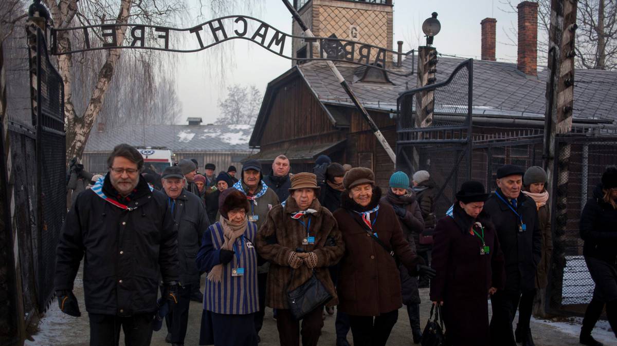 Supervivientes del Holocausto en el campo de concentración de Auschwitz.
