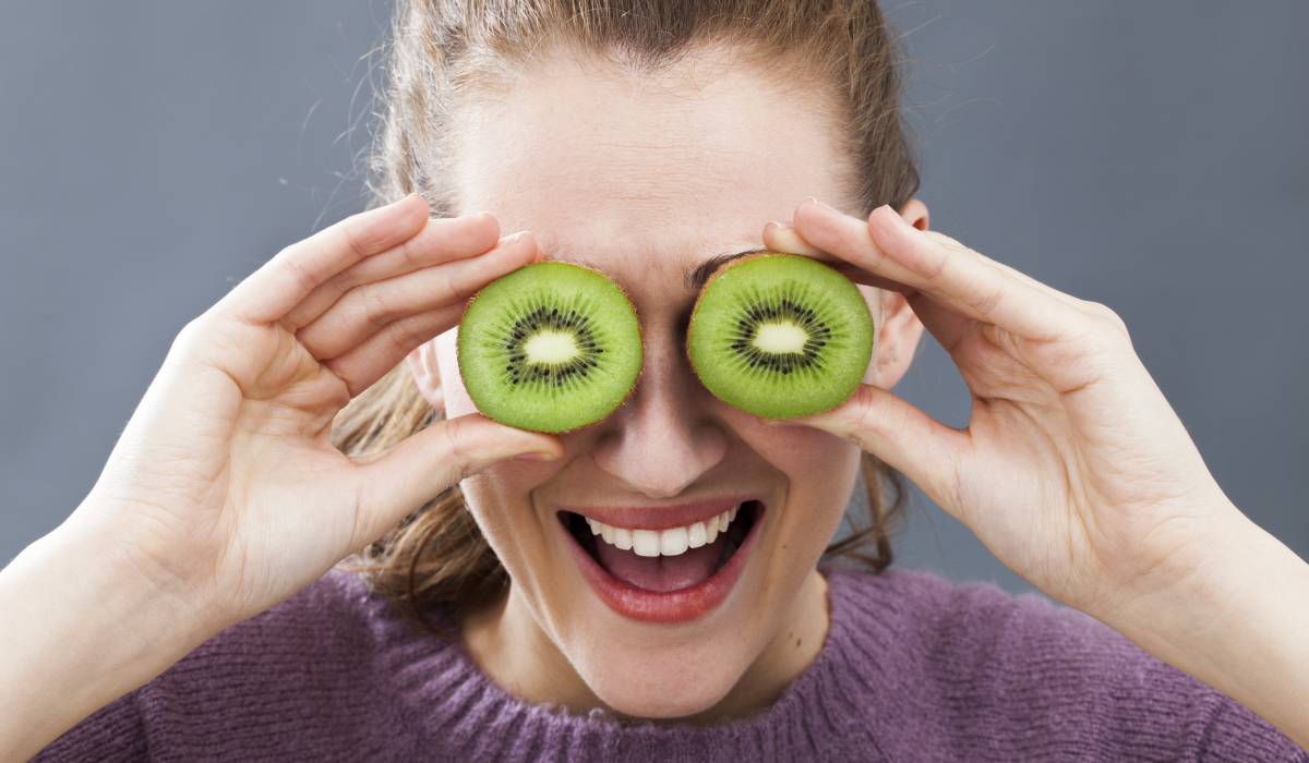 Por qué el kiwi dibuja una sonrisa en su rostro (y otras 8 cosas buenas que nos aporta esta fruta)