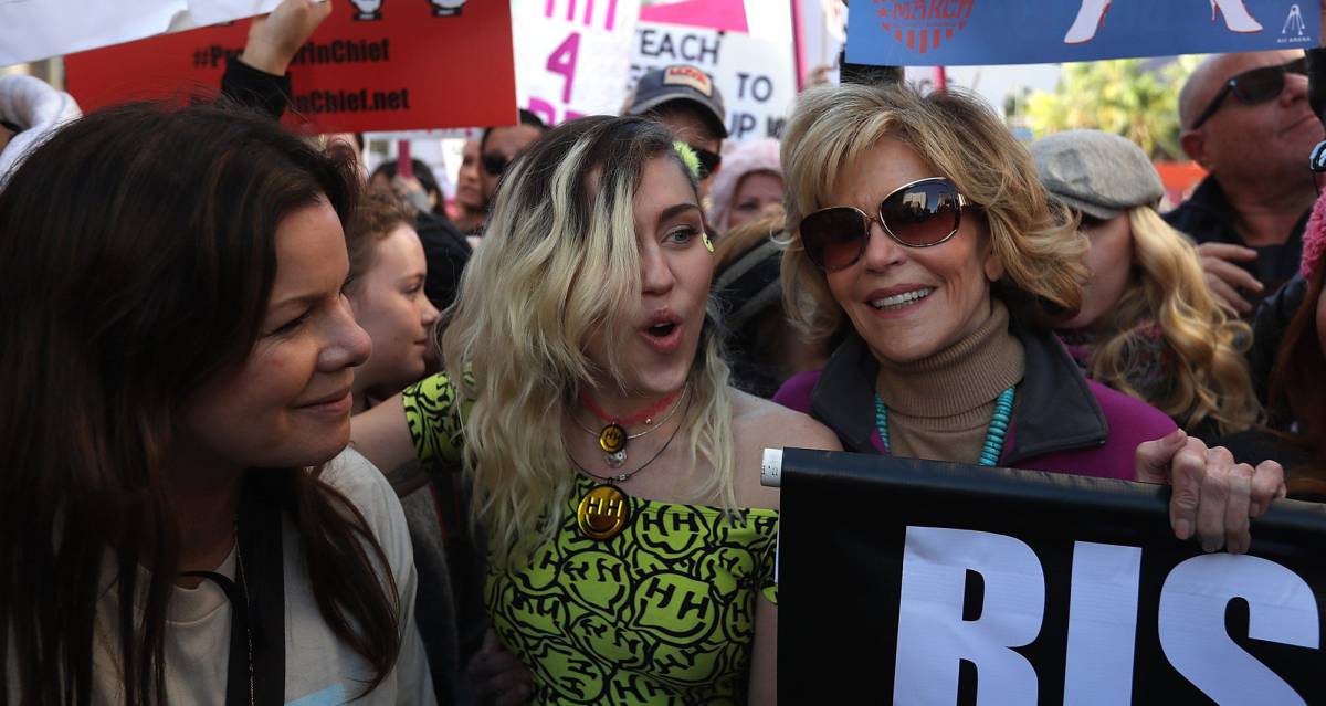 De izquierda a derecha: la actriz Marcia Gay Harden, la actriz y cantate Miley Cyrus y Jane Fonda, en la marcha de las mujeres de Los &Aacute;ngeles el 21 de enero.
