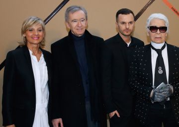 Bernard Arnault, su esposa Helene Arnault, el estilista Kris Van Assche, el dise&ntilde;ador Karl Lagerfeld, Marisa Berenson y Peter Marino, despu&eacute;s del desfile de Dior, en Par&iacute;s.