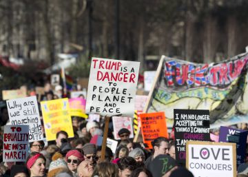 Miles de personas protestan en el centro de Londres, un d&iacute;a despu&eacute;s de la toma de posesi&oacute;n de Donald Trump