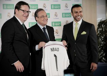 Alex Thursby CEO del NBAD; Florentino P&eacute;rez, presidente del Real Madrid y Abdulla Al Otaiba, director ejecutivo de Banaca Consumo del NBAD, durante la firma de acuerdo entre el Real Madrid y el Banco Nacional de Abu Dhabi (NBAD)rn rn 