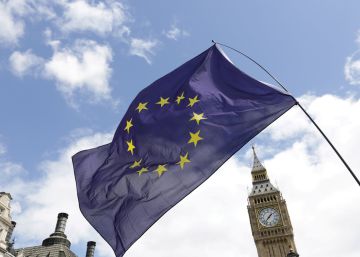 Una bandera europea cerca del Parlamento de Londres.