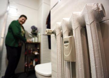 Una mujer enciende la calefacci&oacute;n.rn rn 