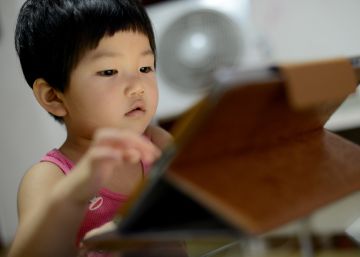 La peque&ntilde;a Jiang Siqi, nacida en 2012, es una de las muchas ni&ntilde;as adictas a los dispositivos m&oacute;viles que han desarrollado miop&iacute;a a una edad prematura.