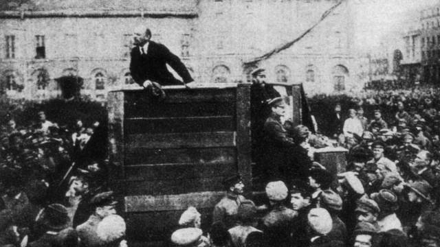 Lenin, en un mitin en la Plaza Roja.