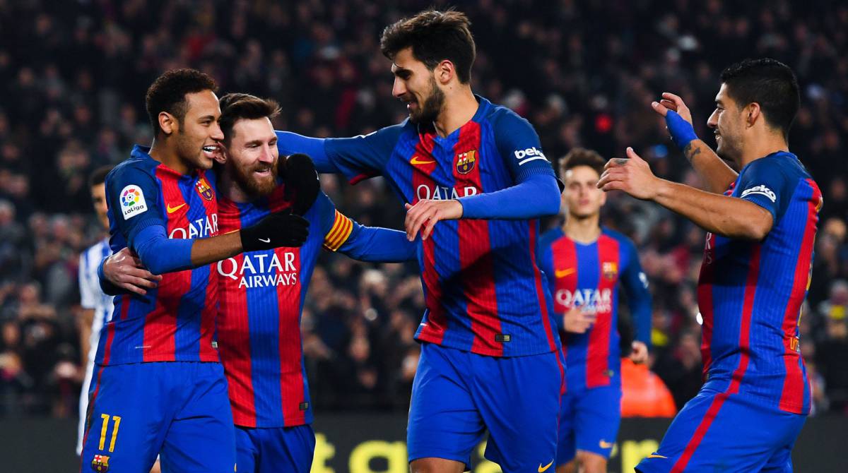 Lionel Messi celebra con sus compañeros el segundo gol de su equipo.