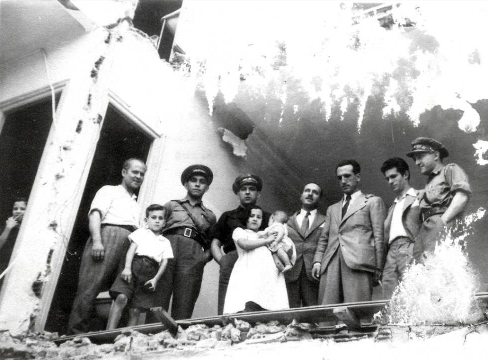 Méndez, tercero por la derecha, en una casa en ruinas durante la Guerra Civil.