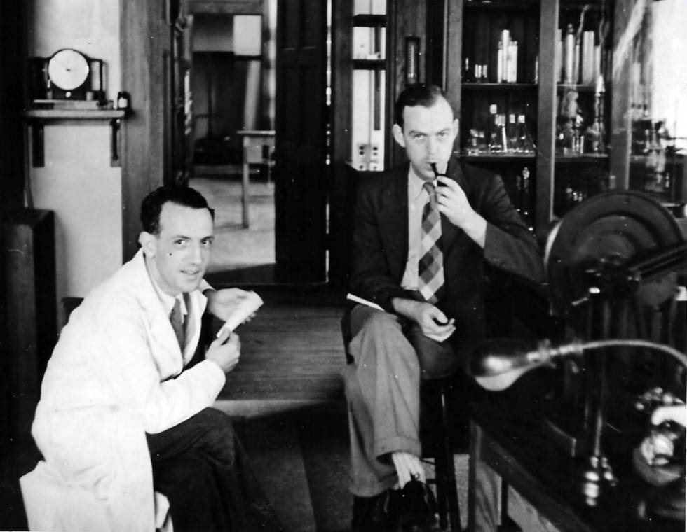 Rafael Méndez, con su colega Gordon Moe en Harvard en 1943.