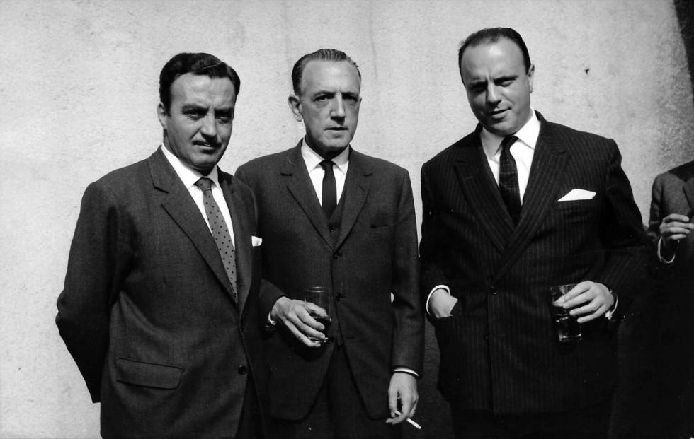 Rafael Méndez, en el centro, con Manuel Fraga, a la derecha, en 1963 en Madrid.